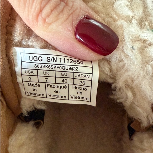 UGG Chestnut Lace-Up Boots - Picture 5 of 7